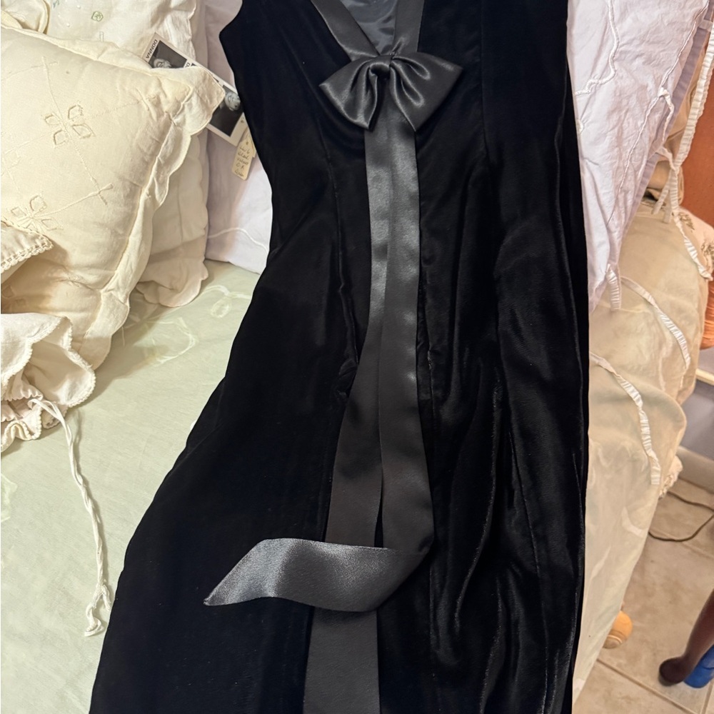 NWT DONNA RICCO  Black Velvet Dress BACK HAS BOW DETAIL